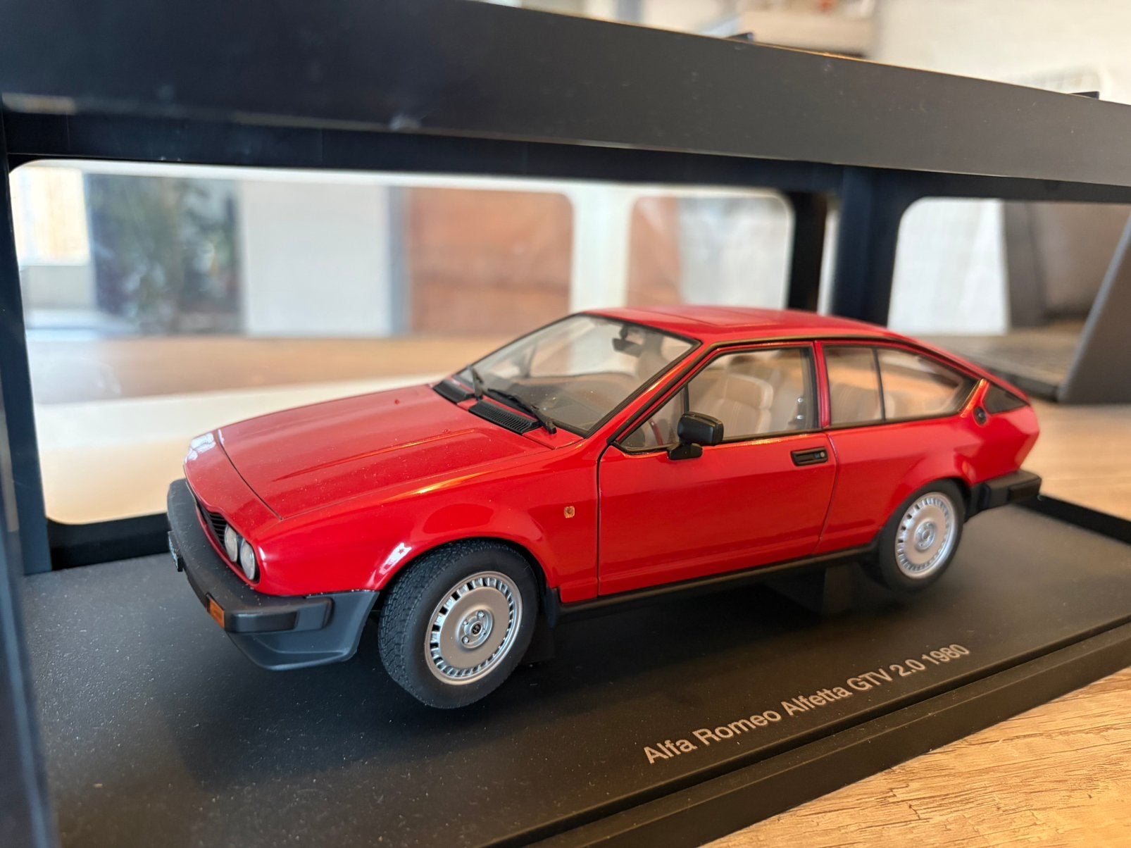 1:18 AutoArt Alfa Romeo Alfetta GTV 1980 Rood 70146, Ophalen of Verzenden, Zo goed als nieuw, Auto, Autoart
