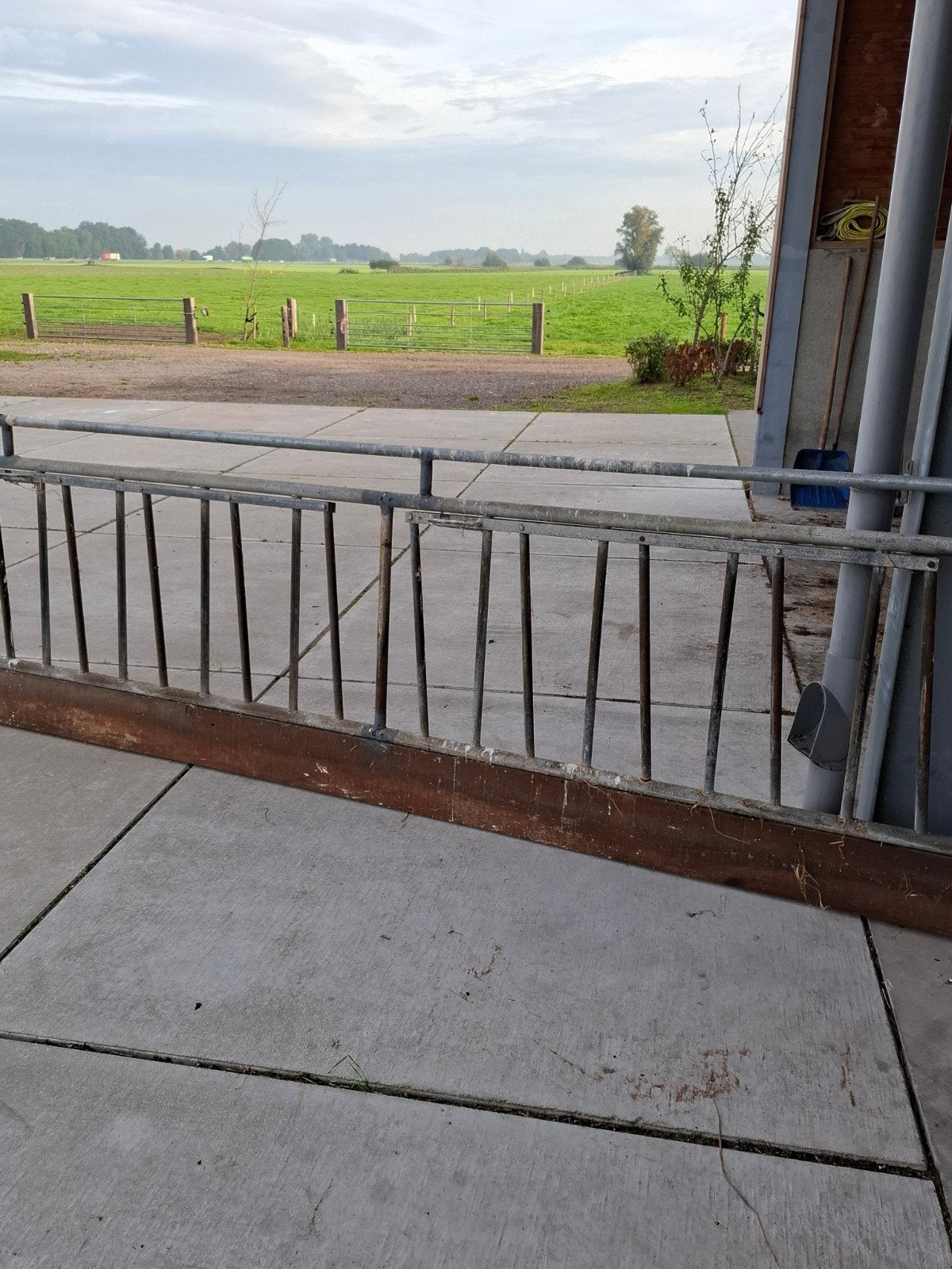 Kalver voerhek, Dieren en Toebehoren