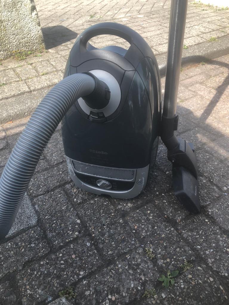 Miele stofzuiger 2200 wat, Witgoed en Apparatuur, Stofzuigers, Ophalen of Verzenden, Zo goed als nieuw, 1200 tot 1600 watt