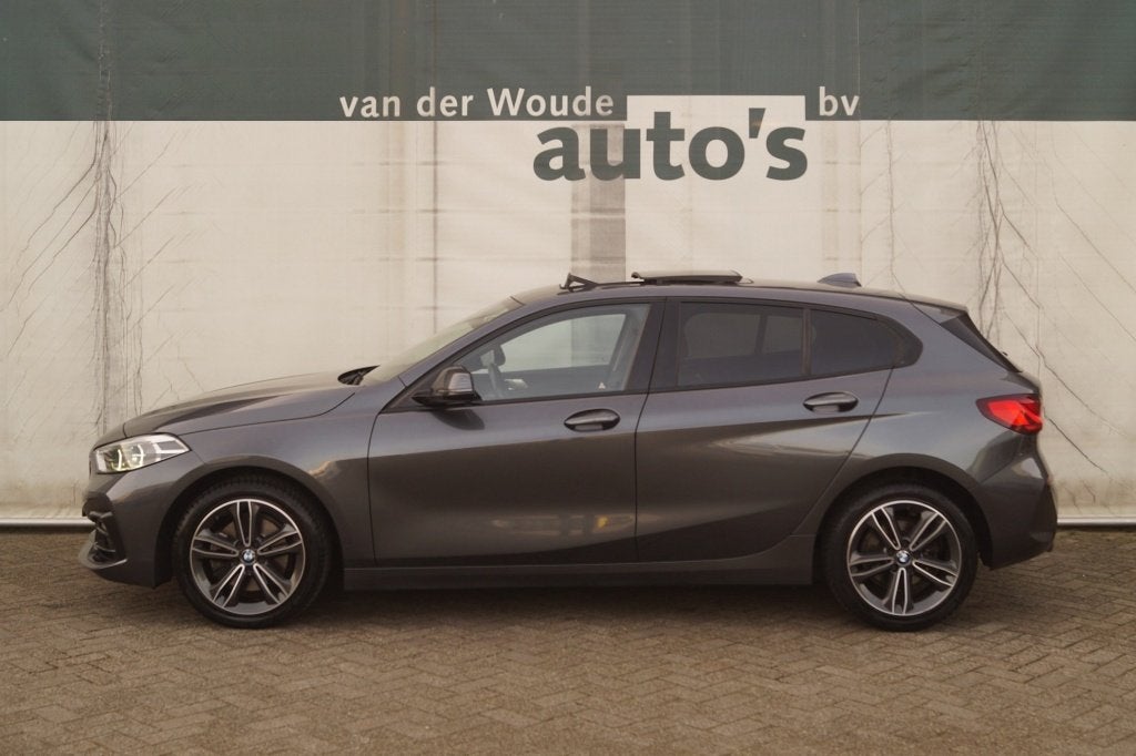 BMW 1-serie 118i 136pk Automaat High Executive -PANO-NAVI-EC, Auto's, Dealer onderhouden, 136 pk, Gebruikt, Automatische klimaatregeling