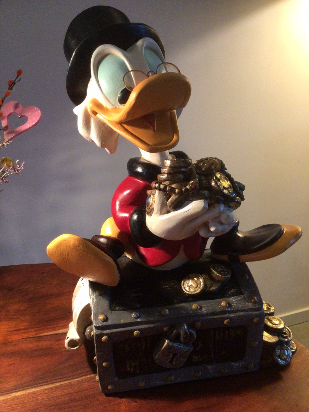 Dagobert Duck,zittend op zijn geldkist ,origineel Disney., Verzamelen, Disney, Ophalen of Verzenden, Donald Duck, Zo goed als nieuw