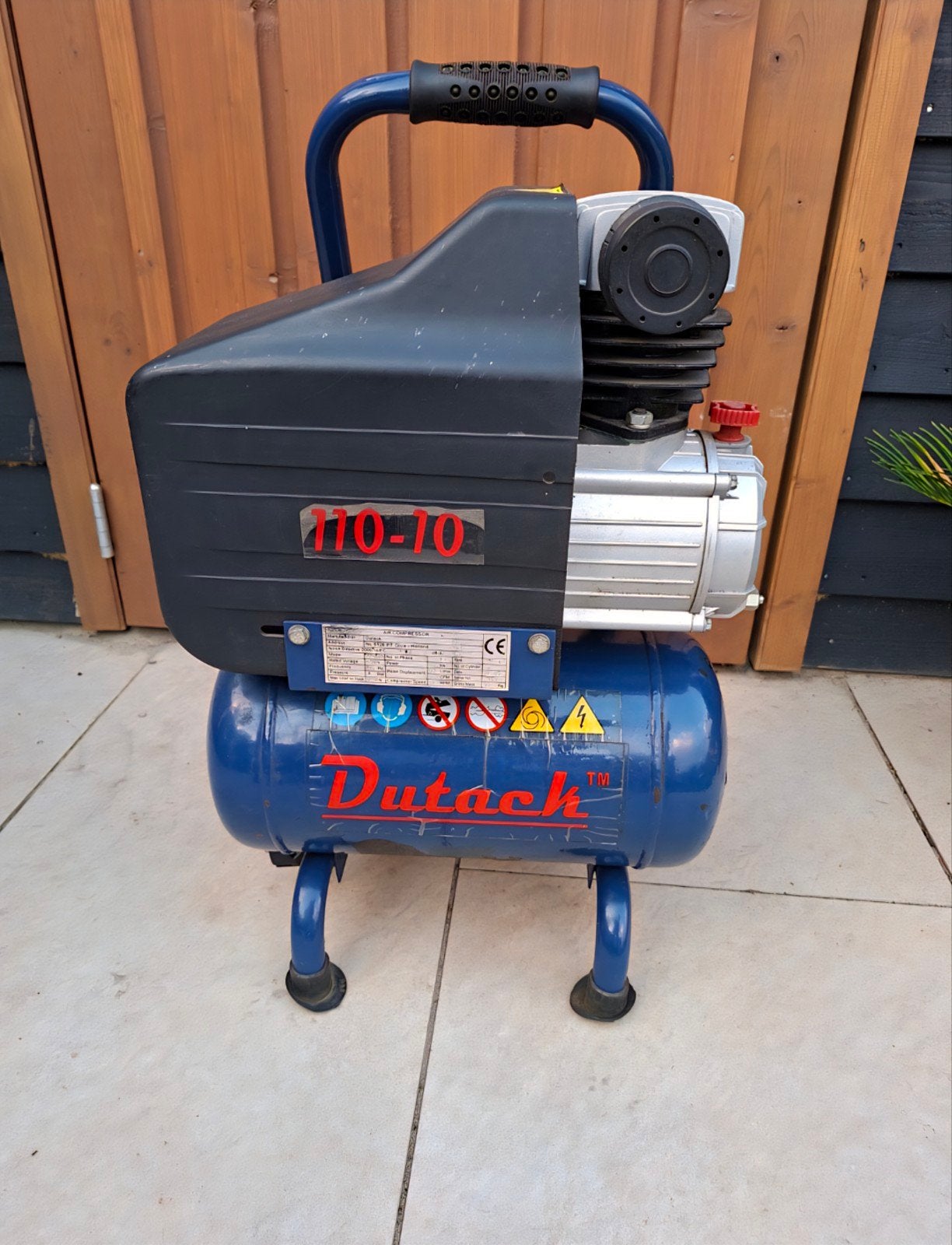 Dutack 110 - 10 compressor, Doe-het-zelf en Verbouw, Compressors, Minder dan 25 liter, Ophalen, Zo goed als nieuw, Minder dan 200 liter/min