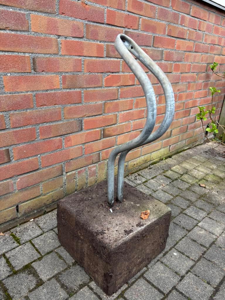 Fietsrek / fietsbeugel met betonblok, Ophalen, Gebruikt