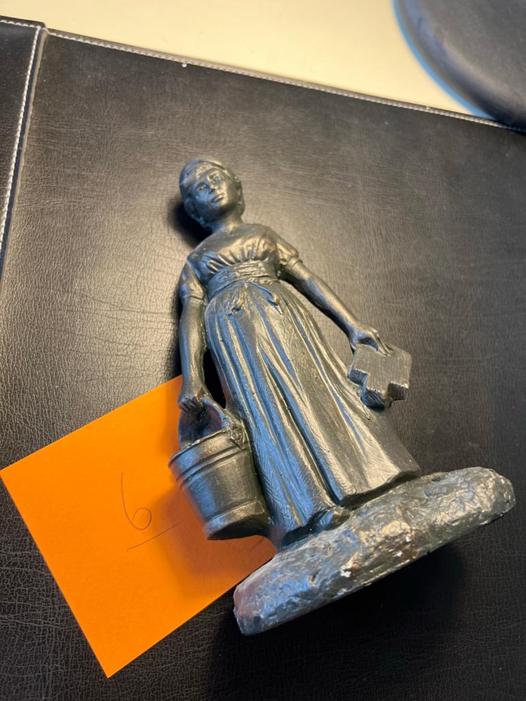 Decoratief beeldje van een vrouw met emmer en boek, Verzamelen, Beelden en Beeldjes, Ophalen of Verzenden, Gebruikt, Mens