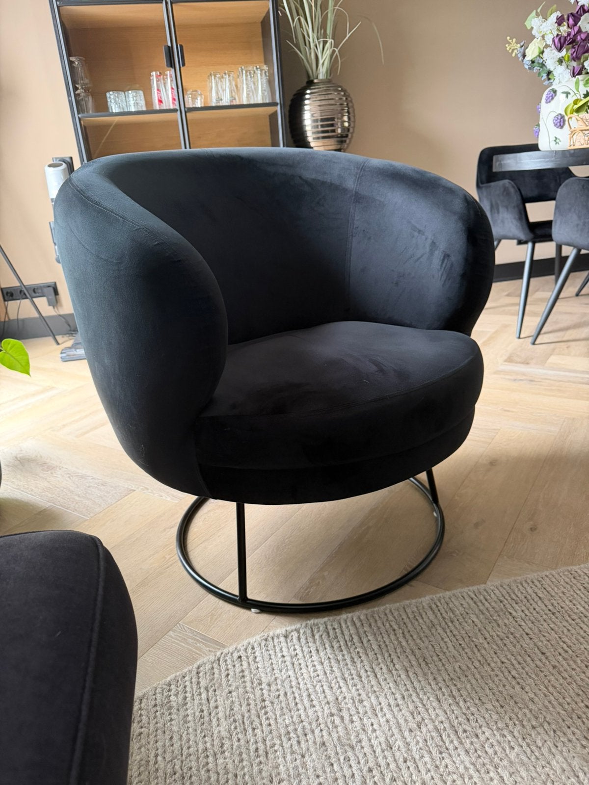 Zwarte ronde fauteuil, Ophalen, Zo goed als nieuw, 50 tot 75 cm