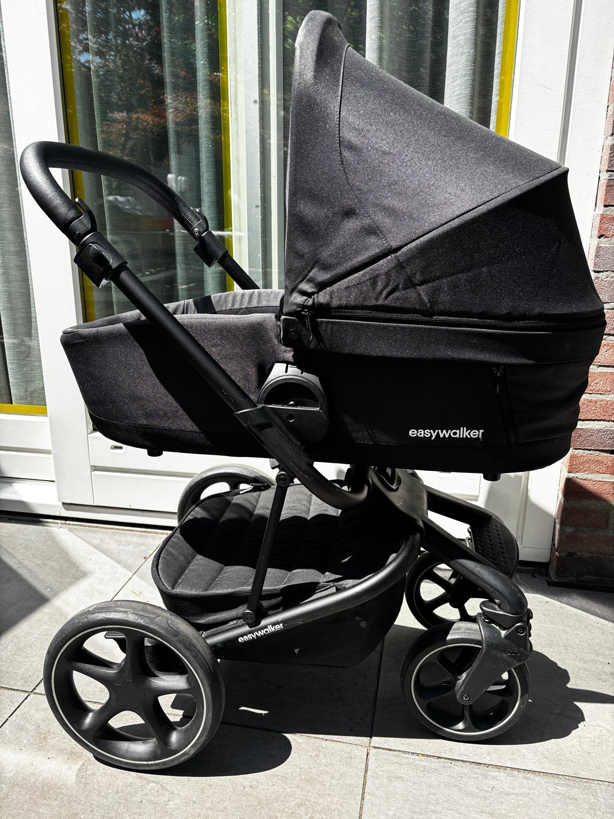 Easywalker Harvey 3 Premium Kinderwagen Zwart – Compleet, Zo goed als nieuw, Verstelbare duwstang, Ophalen, Kinderwagen