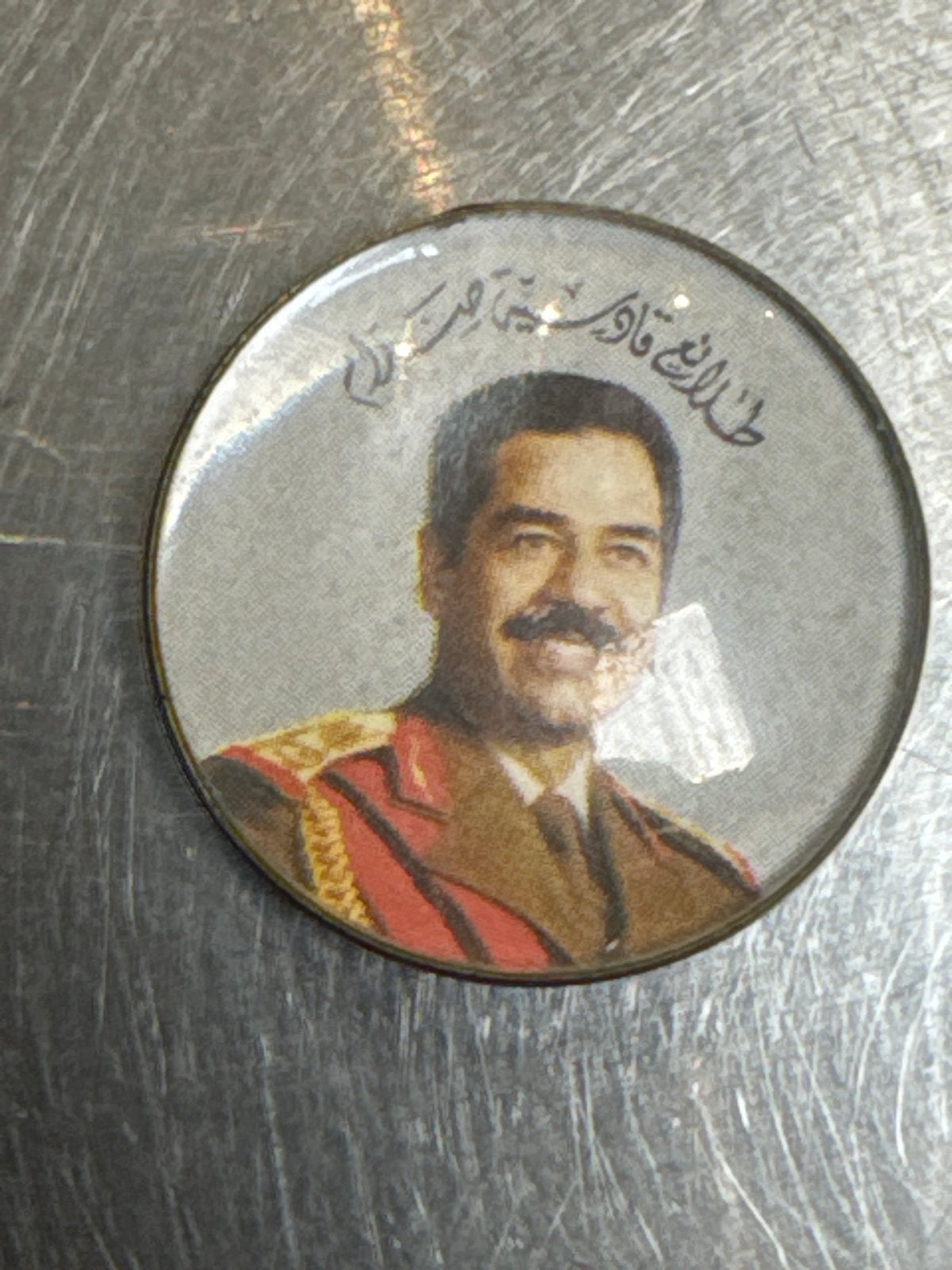Vintage Saddam Hoessein Speldje - Irak, Ophalen of Verzenden, Gebruikt, Stad of Land, Speldje of Pin