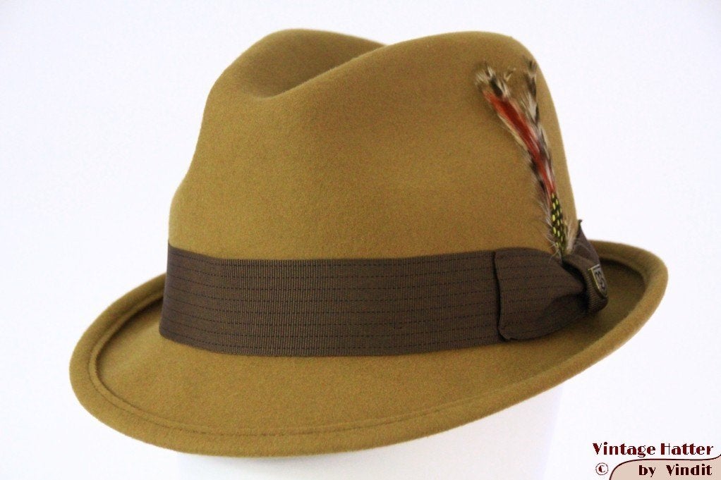 Brixton Gain gleufhoed trilby porkpie oker bruin 58 M Nieuw, Hoed, Nieuw, Ophalen of Verzenden, 58 of 59 cm (L, 7¼ of ⅜ inch)
