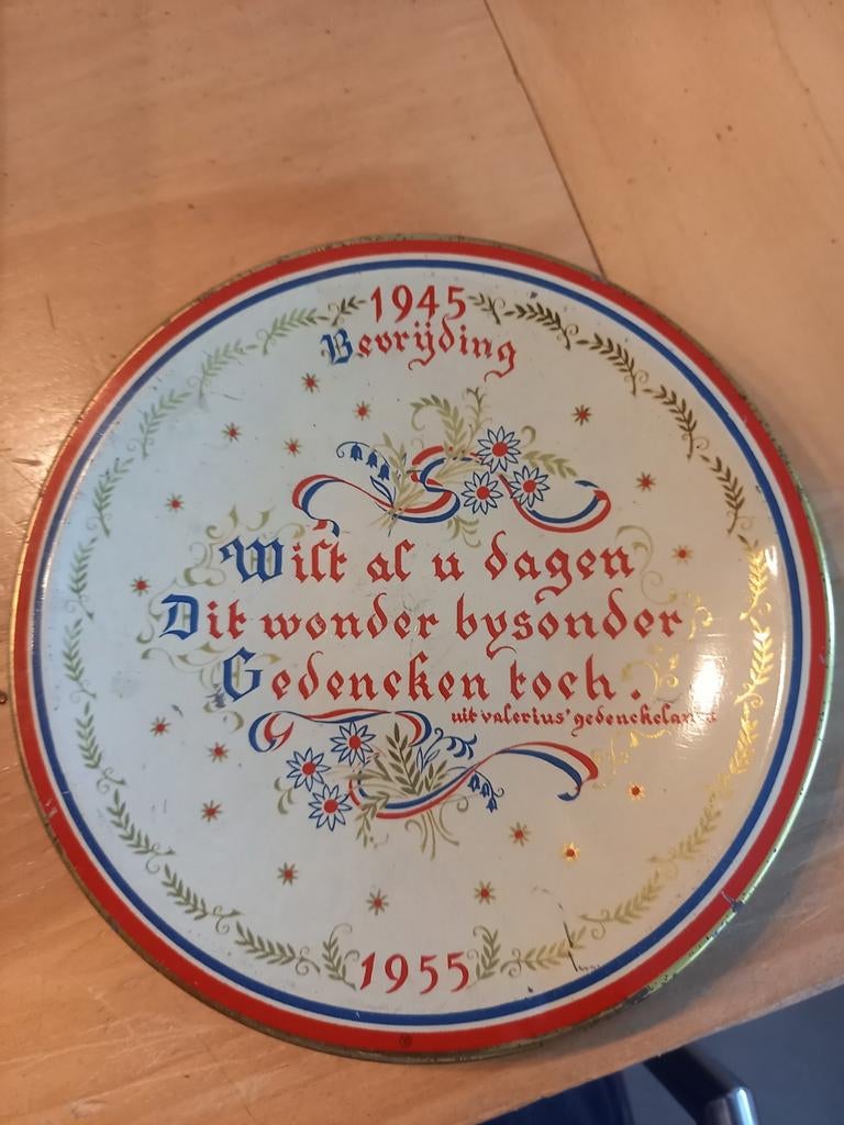 PRACHTIG BEWAARD GEBLEVEN METALEN BEVRIJDINGS BORD .
UIT VAL, Ophalen of Verzenden