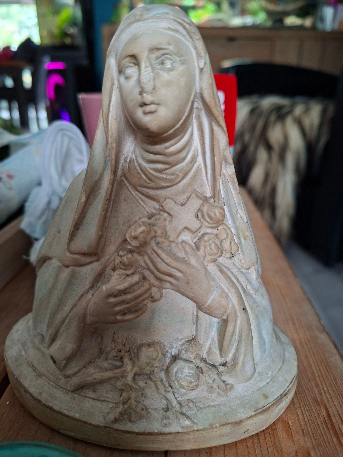 Antiek beeldje Heilige Maria met kruis en rozen, Ophalen