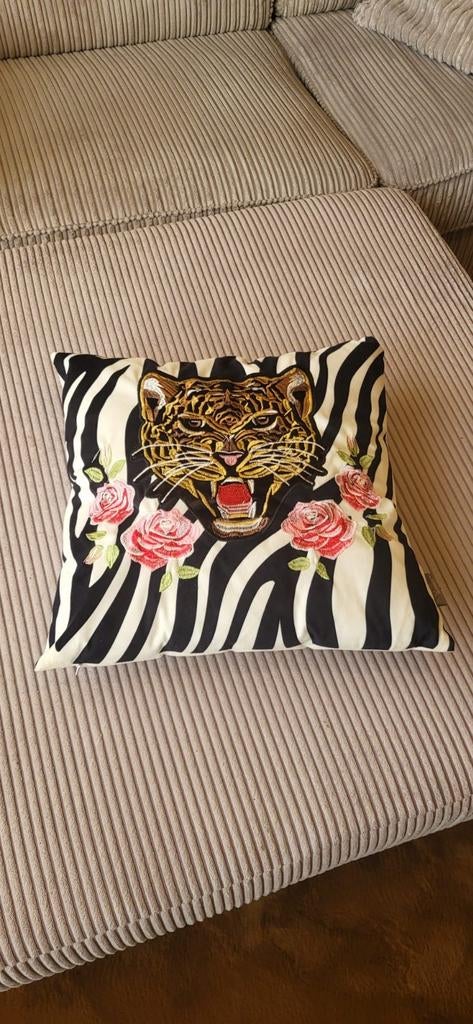 Decoratief kussen met tijgerprint en rozen, Ophalen of Verzenden, Zo goed als nieuw, Zwart, Vierkant