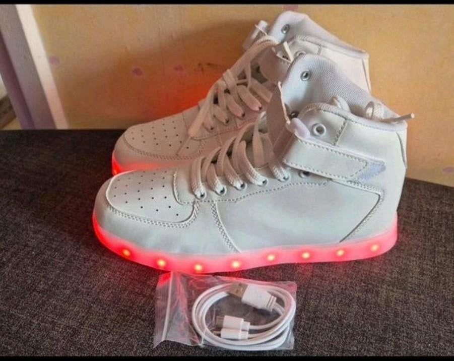 Nieuwe led sneakers maat 38. Binnenzool 24.3 cm, Wit, Nieuw, Ophalen of Verzenden, Sneakers of Gympen