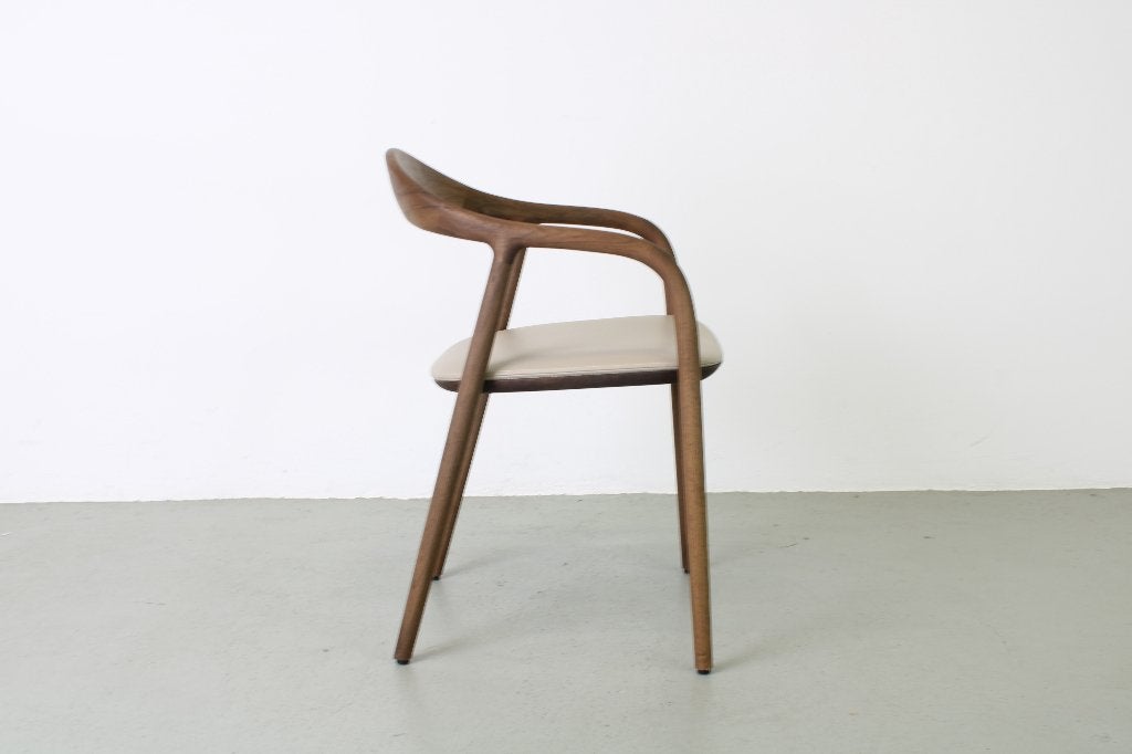 Artisan Neva eetkamerstoel, Europees walnoot, Select leer, Huis en Inrichting, Ophalen, Bruin, Nieuw, Leer