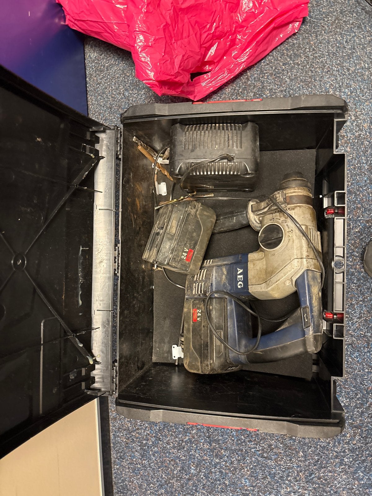 AEG Boorhamer met 24V batterijen en lader, Ophalen of Verzenden, Gebruikt, Boor- en/of Breekhamer