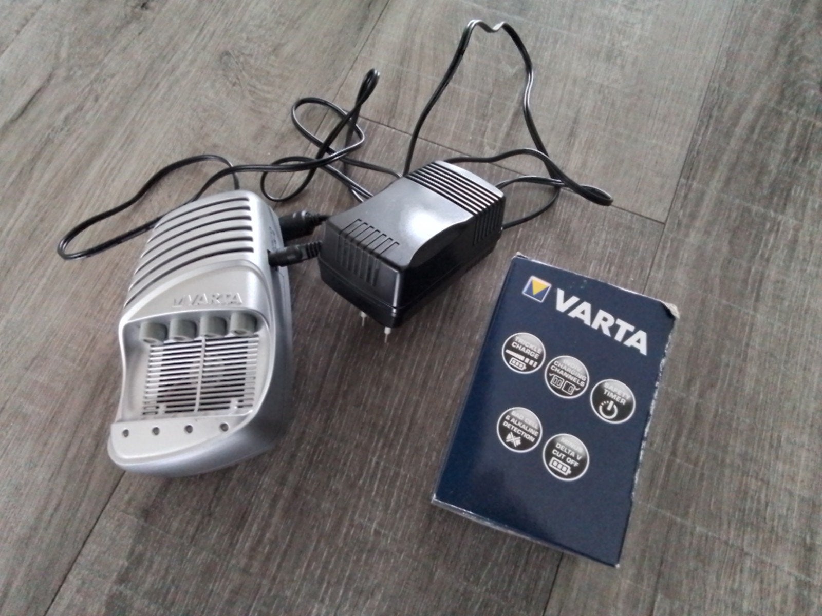 Varta oplader voor oplaadbare batterijen, Ophalen of Verzenden, Nieuw