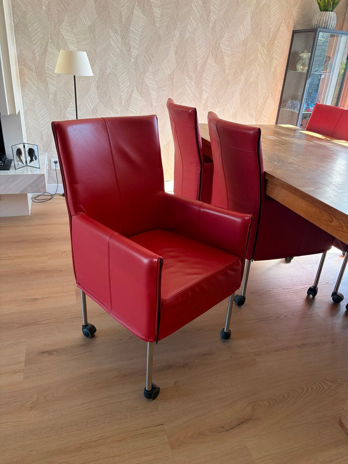 Goossens 6 rode eetkamerstoelen met wieltjes, Huis en Inrichting, Stoelen, Ophalen, Leer, Zo goed als nieuw, Vijf, Zes of meer stoelen