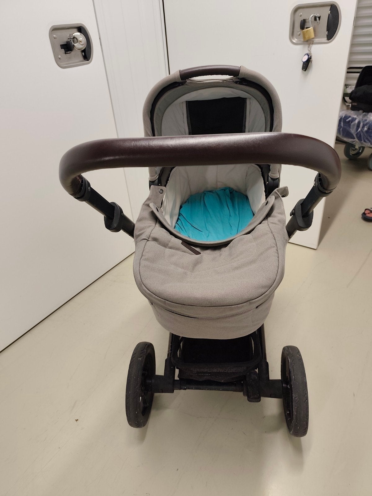 Mutsy kinderwagen met defect wiel, incl. accessoires, Kinderen en Baby's, Kinderwagens en Combinaties, Ophalen, Gebruikt, Kinderwagen