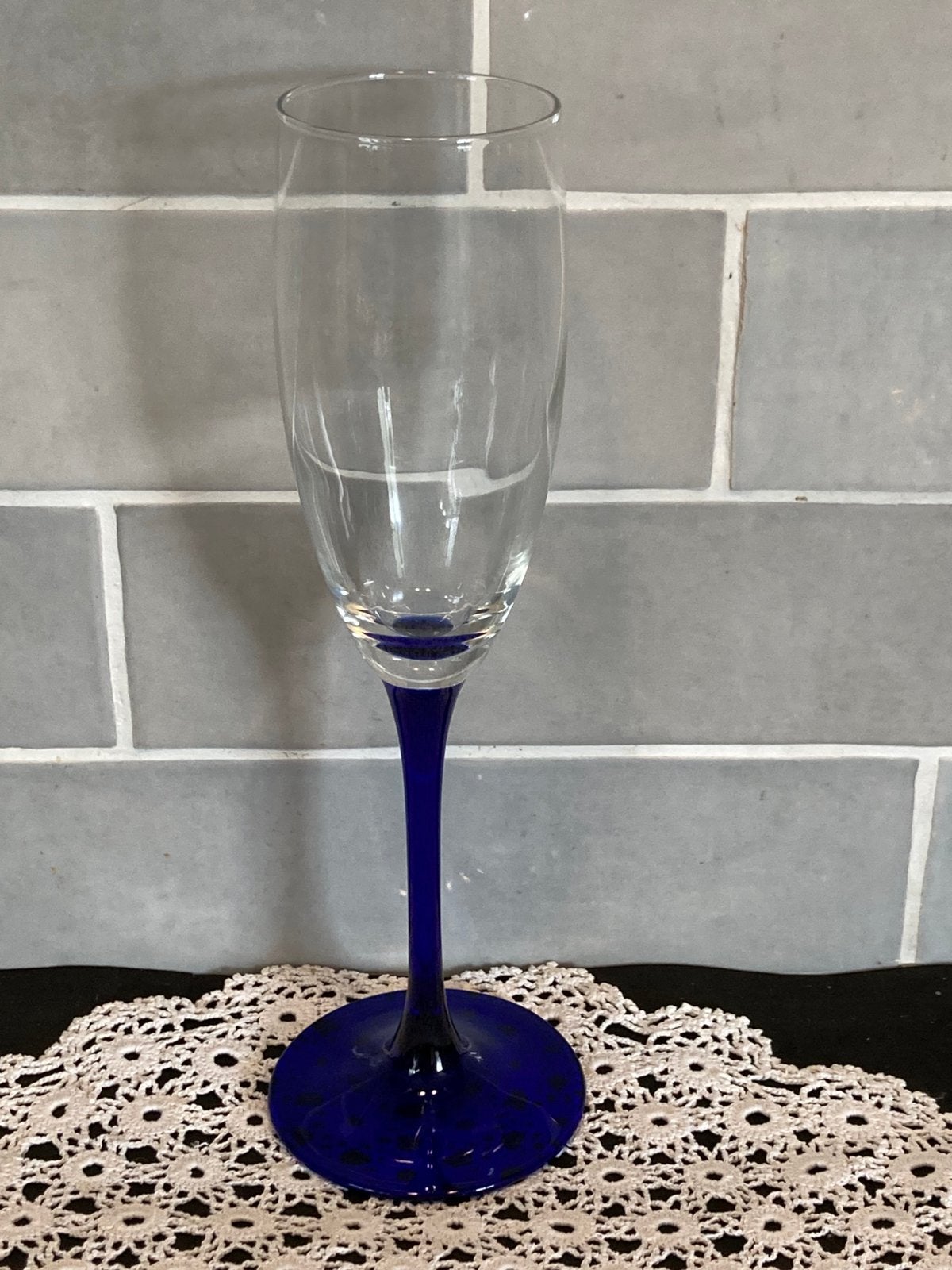 Champagneglas op blauwe voet (240326), Ophalen of Verzenden, Zo goed als nieuw, Overige typen
