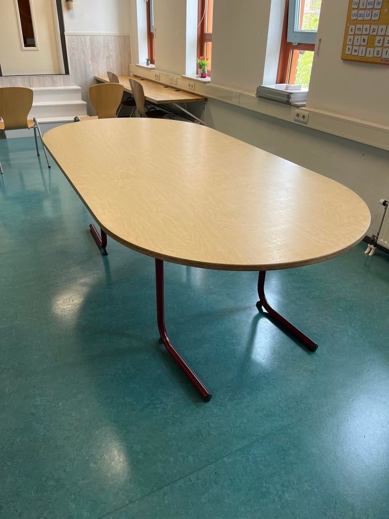 Ovale houten tafel met metalen onderstel, Huis en Inrichting, Tafels | Eettafels, Ophalen, Gebruikt, 100 tot 150 cm, 200 cm of meer