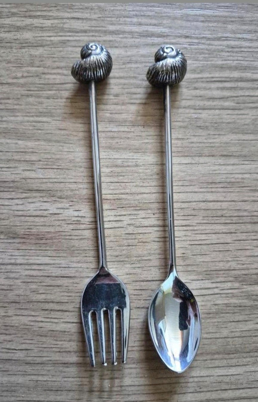 Verzilverd lepeltje en vorkje met schelpdecoratie, Antiek en Kunst, Ophalen of Verzenden