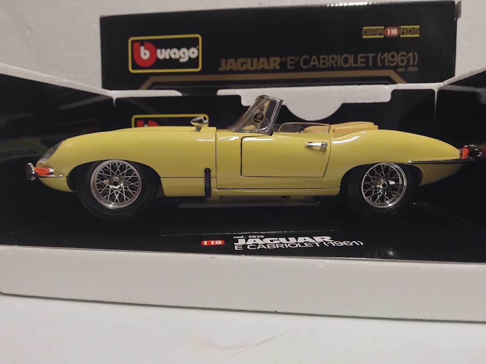 Jaguar E tyoe cabriolet maisgeel 1961 Bburago metal 1:18 KRD, Ophalen of Verzenden, Zo goed als nieuw, Auto, Bburago