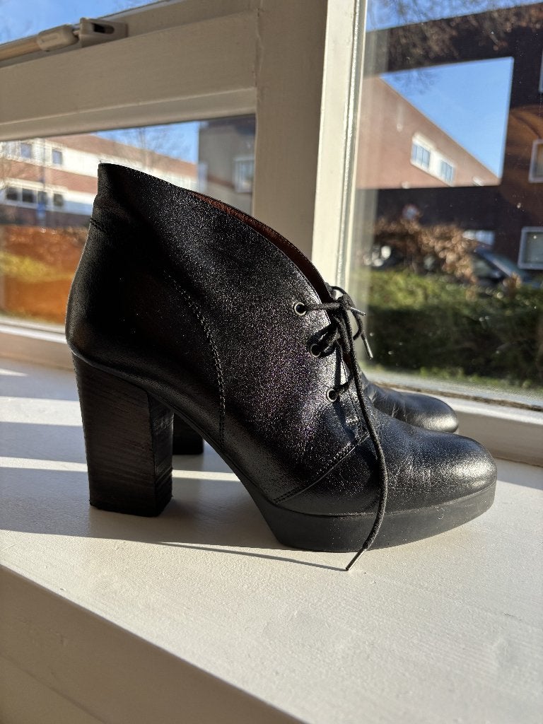 Zwarte veterschoen met elegante hak, Kleding | Dames, Zwart, Ophalen of Verzenden, Zo goed als nieuw, Schoenen met hoge hakken
