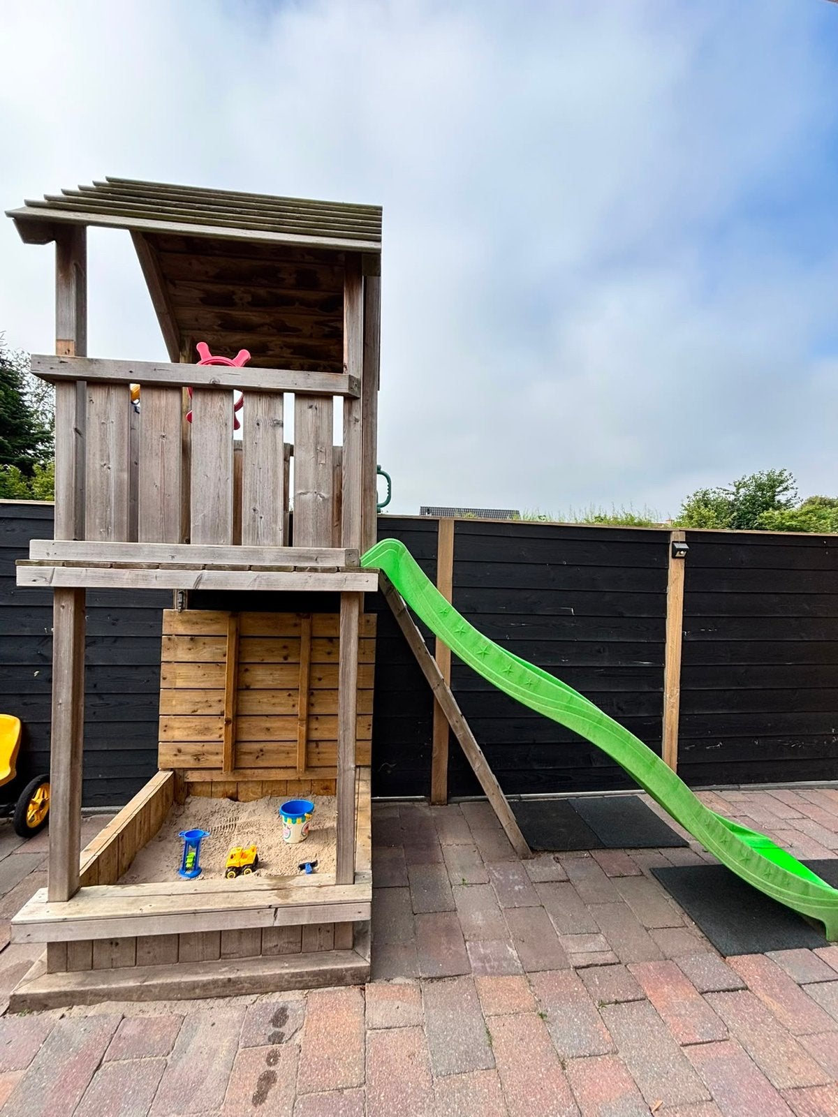 Houten speelhuisje met glijbaan en zandbak, Ophalen, Gebruikt, Glijbaan