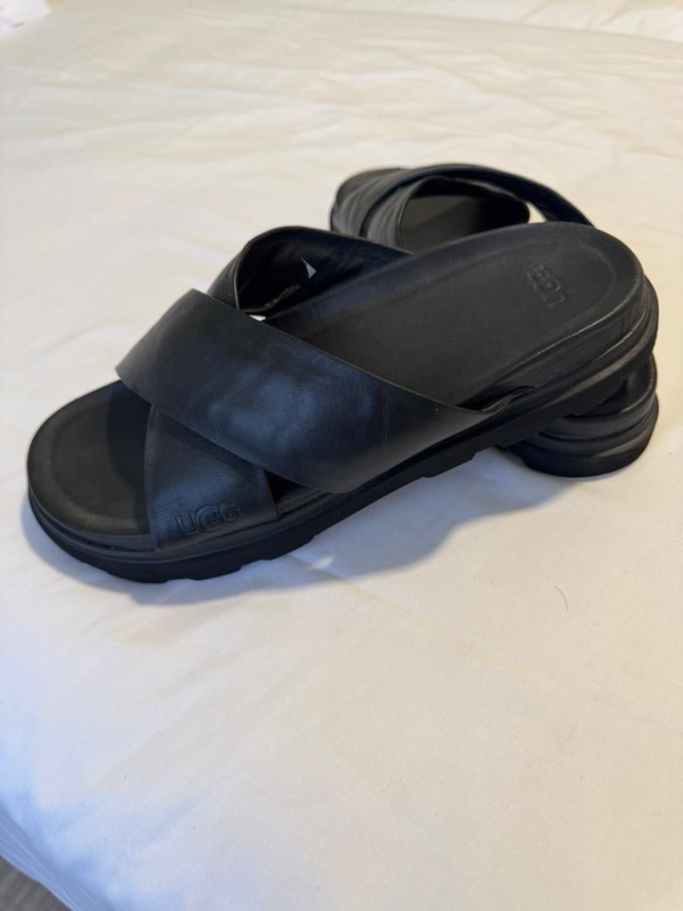 UGG heren slippers zwart leer maat 42, Ophalen of Verzenden, Zo goed als nieuw, Zwart
