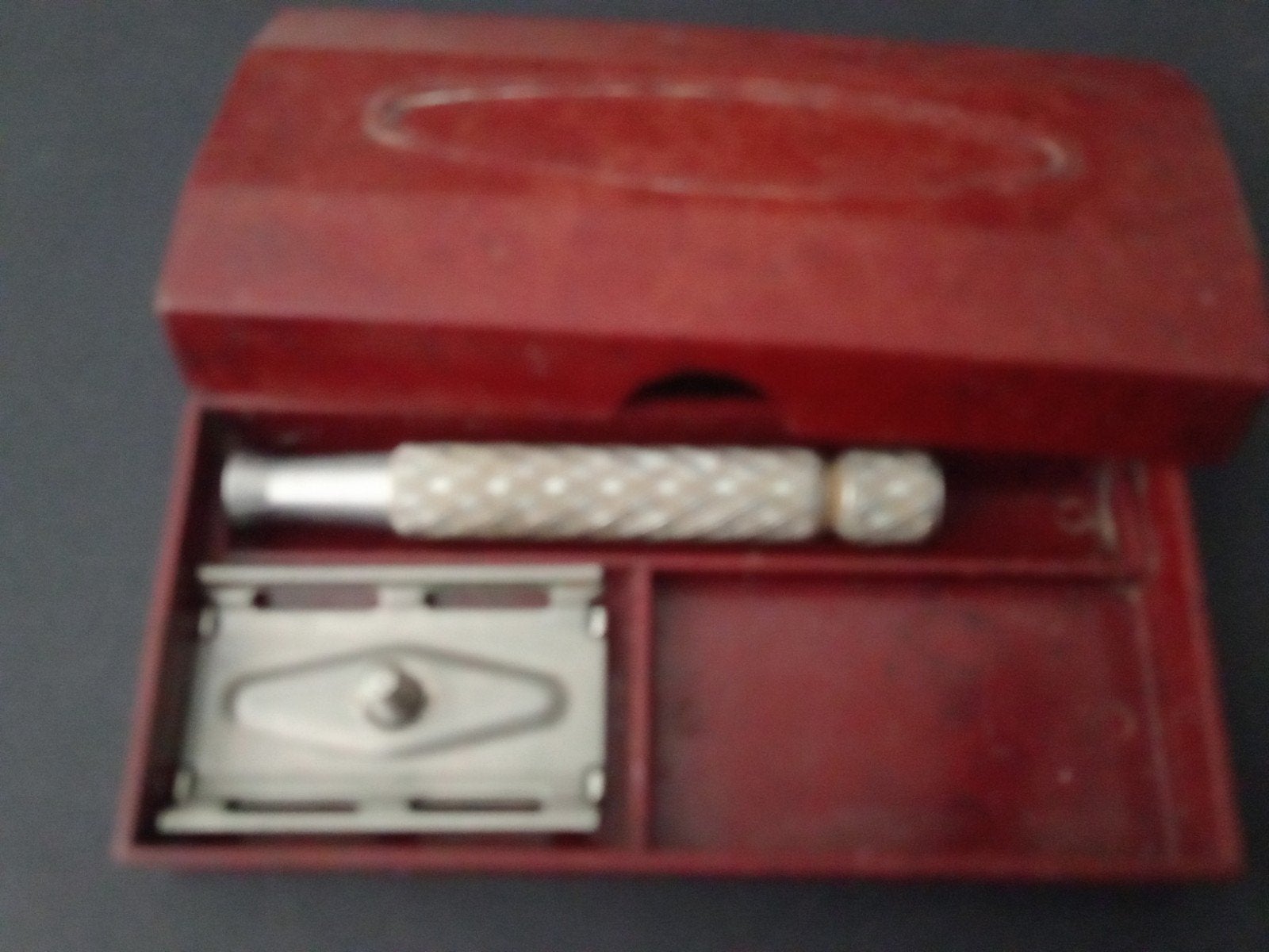 Vintage Gillette scheermes met rood bakelieten doosje, Antiek en Kunst, Ophalen of Verzenden