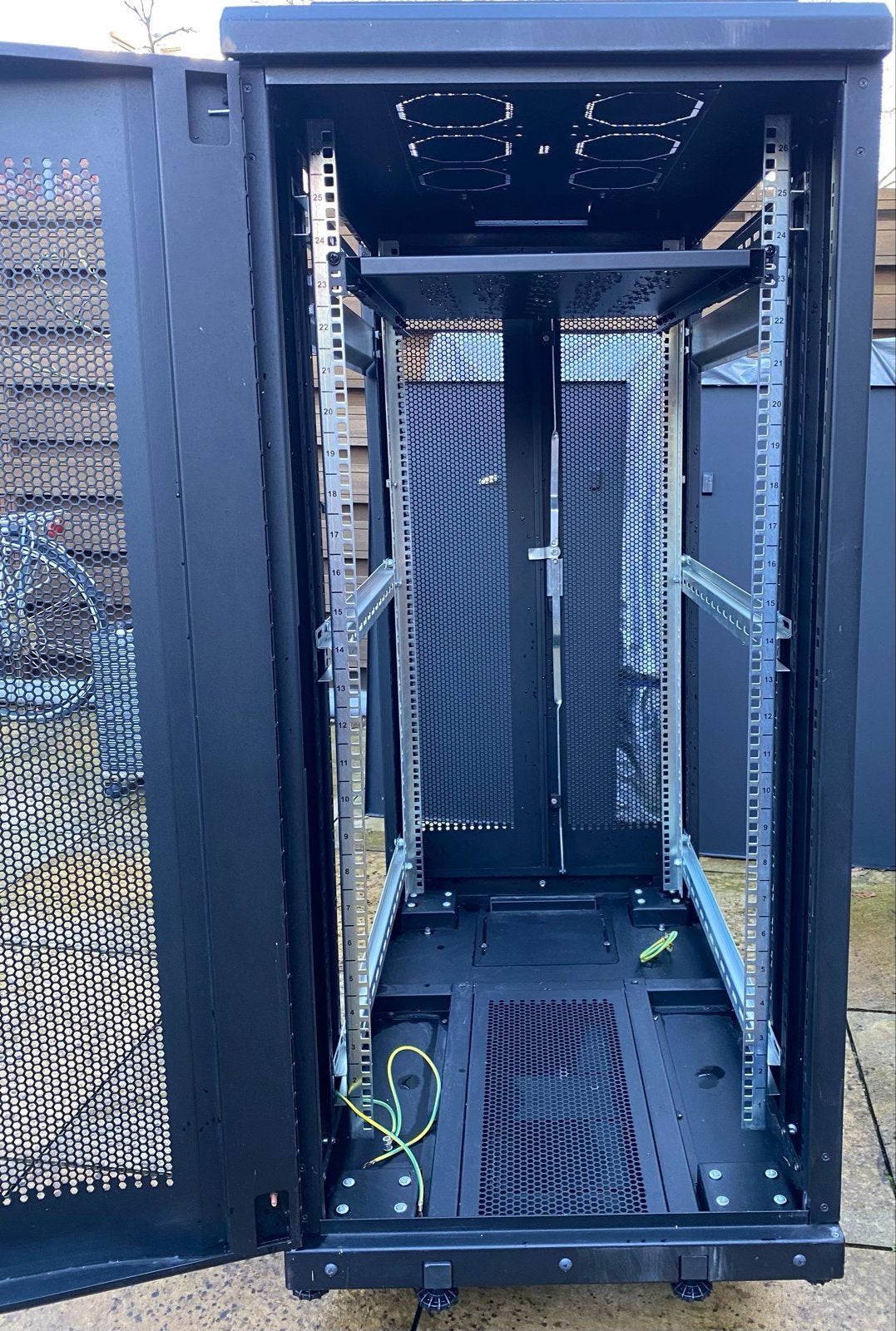 Serverkast / Rack 26U, Computers en Software, Serverkasten, Ophalen, Zo goed als nieuw, Geperforeerd, Geperforeerd
