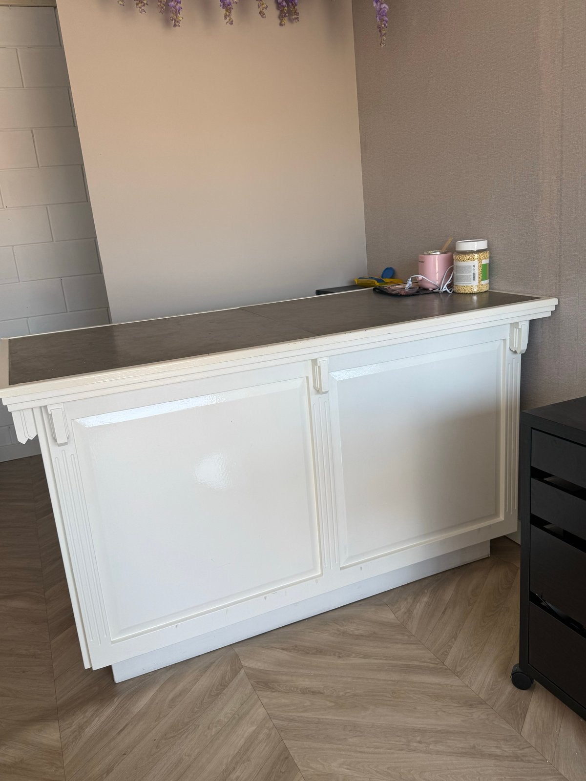 Witte balie/ toonbank met stenen blad, Ophalen, Zo goed als nieuw