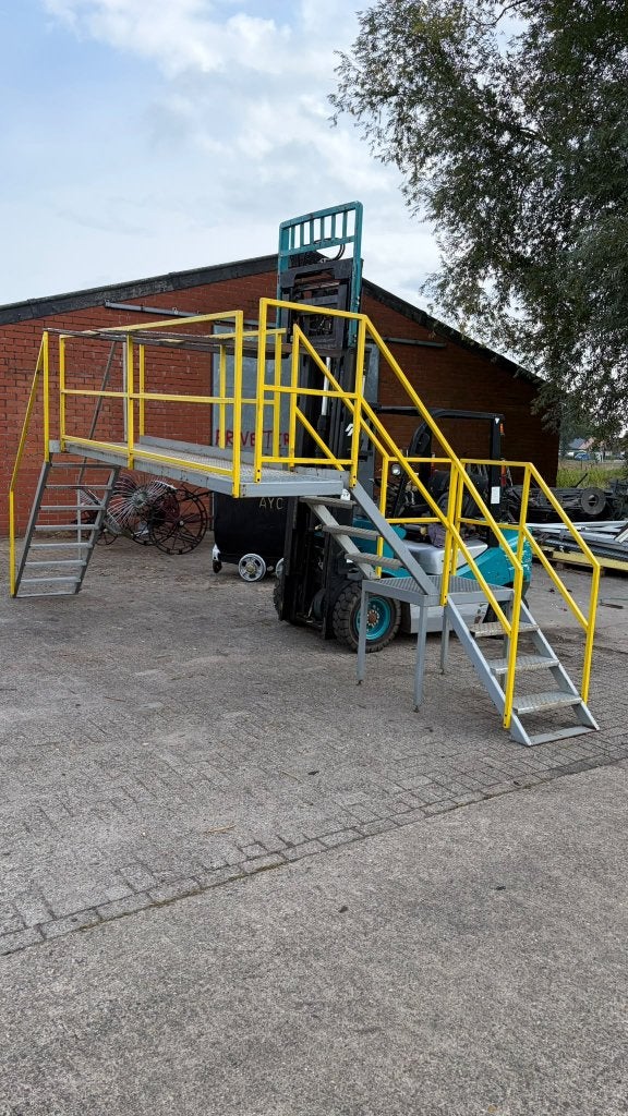 Stalen trap met bordes, Werkplatform, Loopbrug, Ophalen, Gebruikt, Trap, Minder dan 2 meter