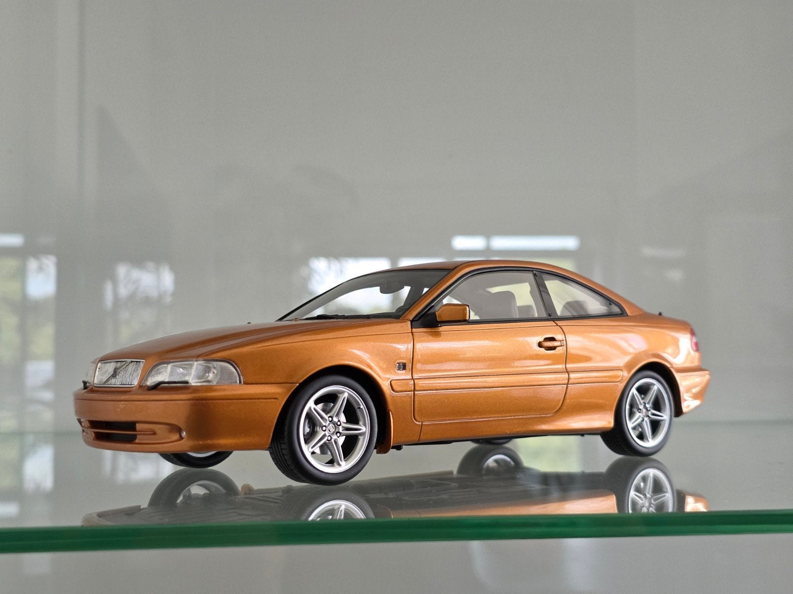 Volvo C70 Saffron 1:18 DNA Collectibles, Ophalen of Verzenden, Zo goed als nieuw, Overige merken