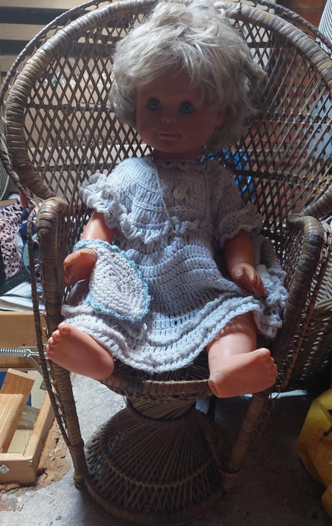 Vintage pop uit de jaren 60 met handgehaakt jurkje, Ophalen of Verzenden, Gebruikt, Rotan