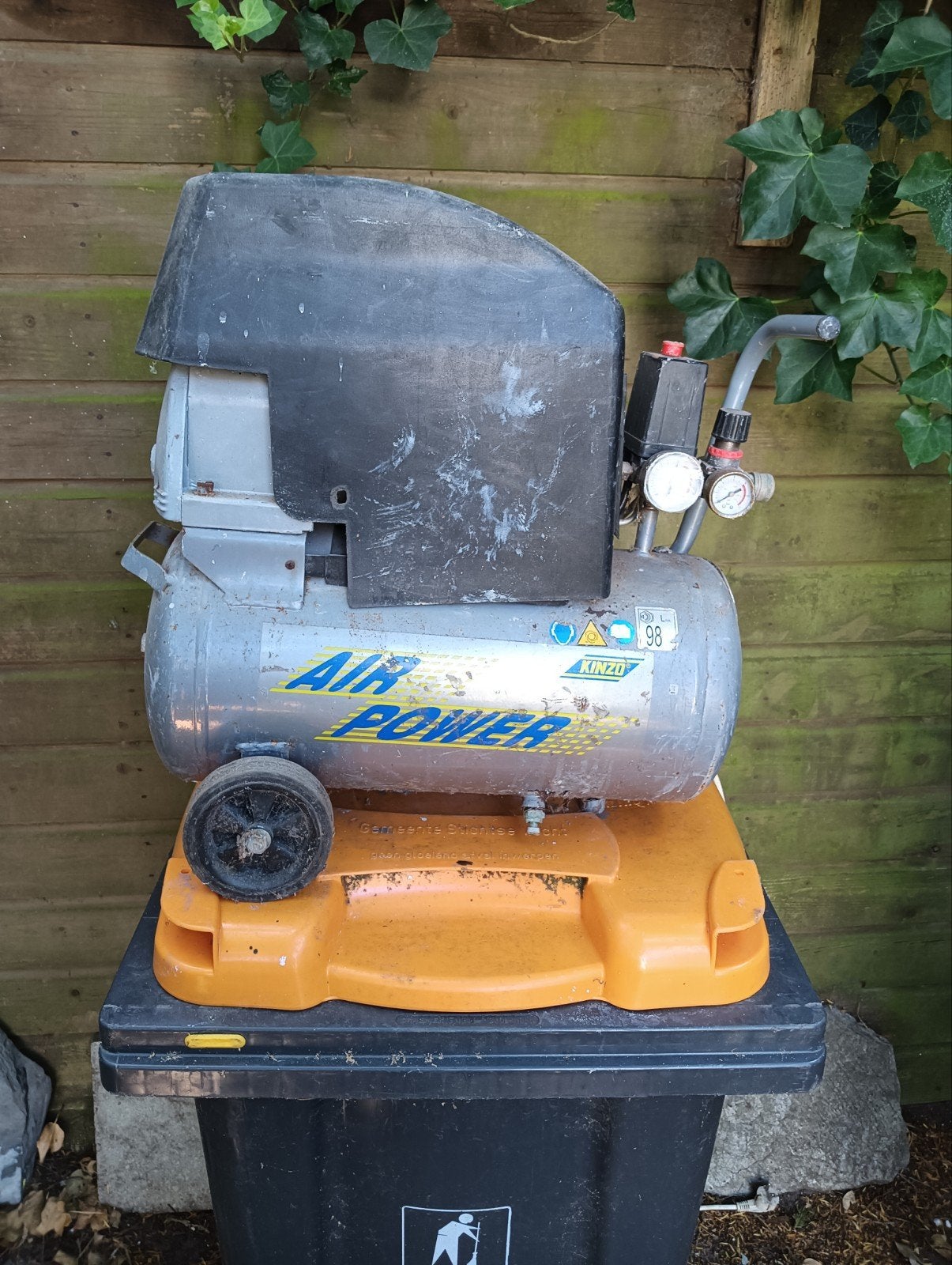 Kinzo compressor - snelkoppelingen te vervangen, Gebruikt, 6 tot 10 bar, Ophalen of Verzenden, Minder dan 200 liter/min