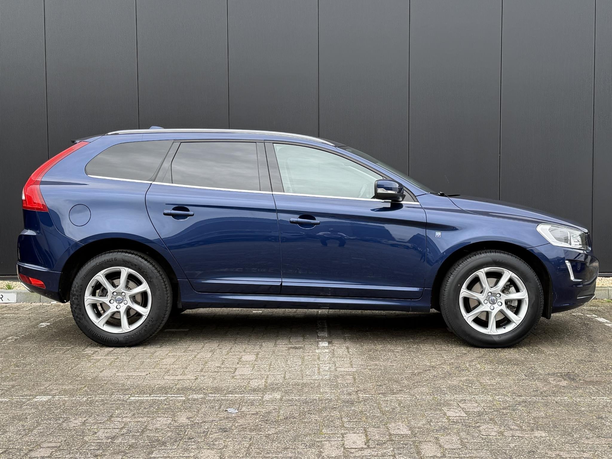 Volvo XC60 2.0 D4 FWD Ocean Race Panorama dak / Elektr. stoe, Auto's, Voorwielaandrijving, Euro 6, 1969 cc, Blauw