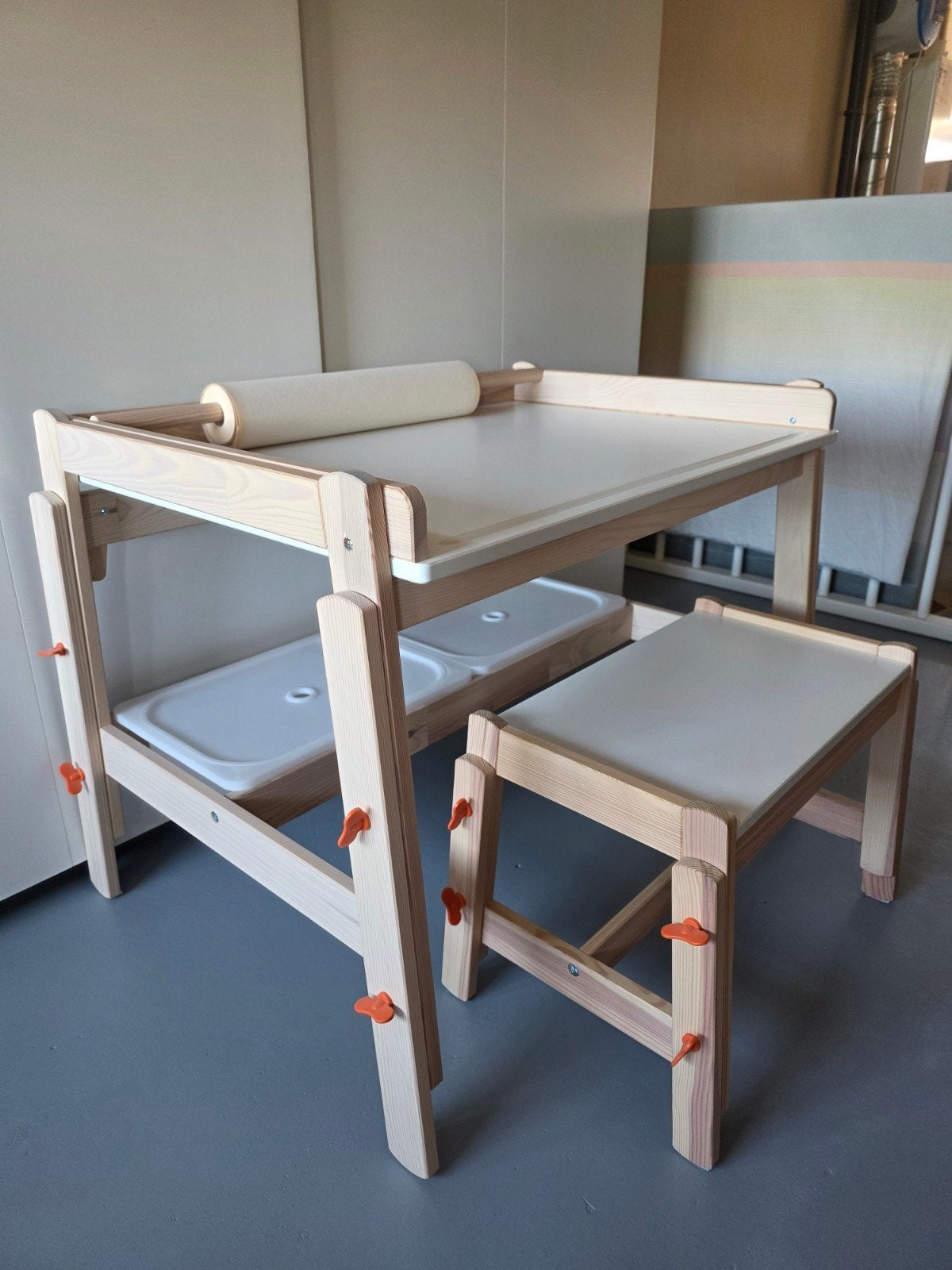 Ikea Kinderbureau verstelbaar met kruk en opbergbakken, Ophalen, Zo goed als nieuw, Tafel(s) en Stoel(en)