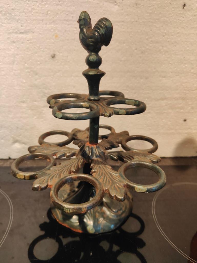 Antieke metalen eierhouder met haan decoratie, Ophalen of Verzenden