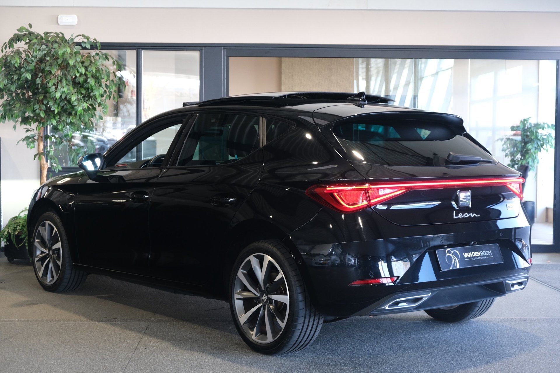 Seat Leon 1.4 TSI eHybrid PHEV FR 204PK Pano Navi Cam Led AC, Gebruikt, Leon, Leder en Stof, Zwart