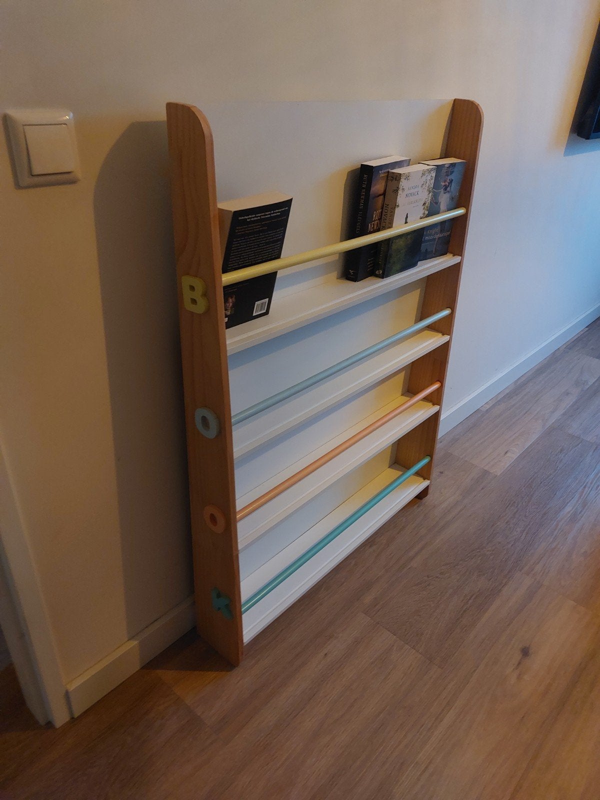 Leuke kinderboekenplank met gekleurde stangen, Huis en Inrichting, Ophalen, Met plank(en), Minder dan 50 cm, Gebruikt