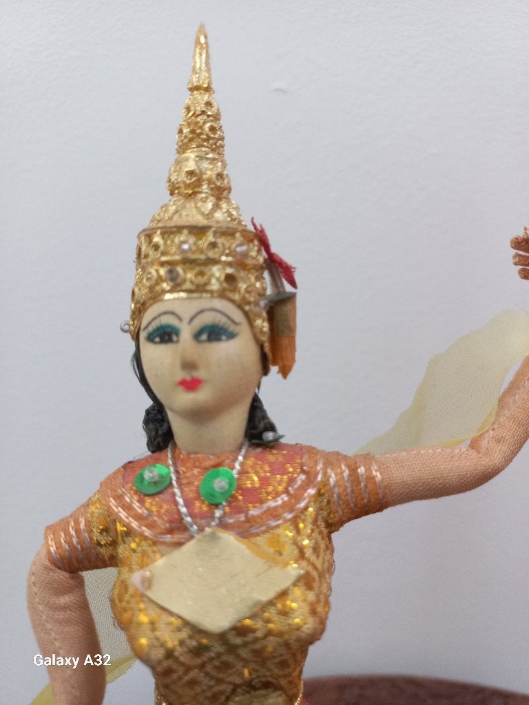 sierpop - Thaise tempel danseres, pop op voetstuk 22 cm, Verzamelen, Poppen, Ophalen of Verzenden, Gebruikt, Pop