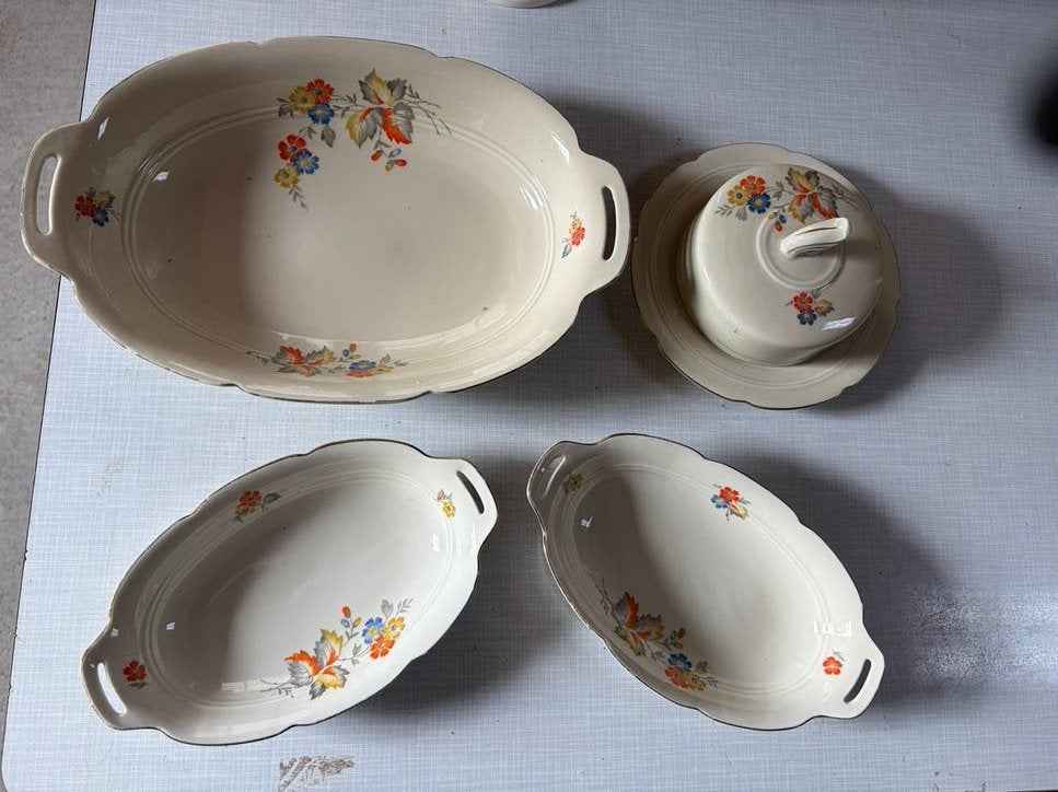 Vintage serveerschalen en botervloot met bloemmotief, Gebruikt, Keramiek, Vintage, Ophalen of Verzenden