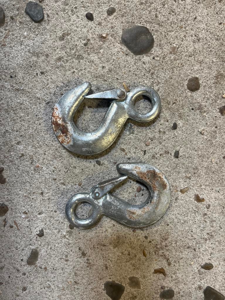 Set van 2 robuuste metalen haken met veiligheidsklep, Ophalen of Verzenden, Gebruikt