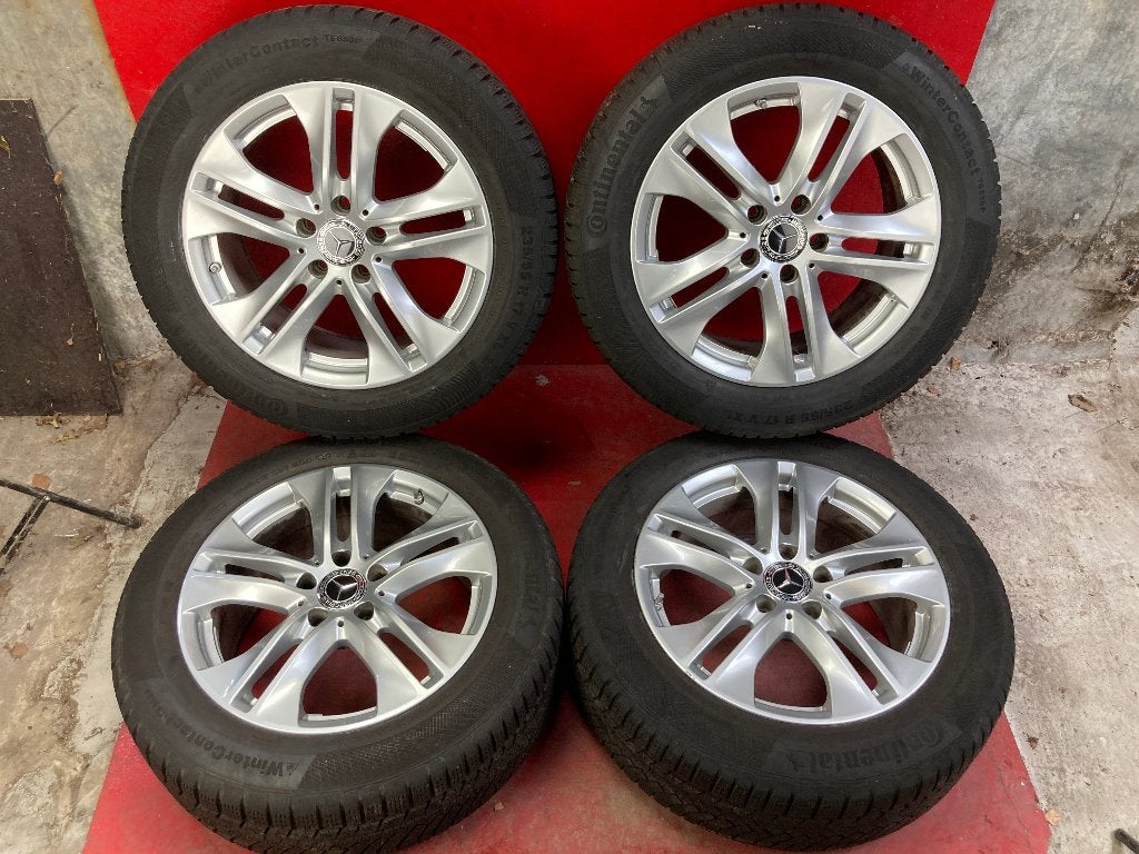 Winterbanden Mercedes Vito 235/55R17 Continental, Auto-onderdelen, Banden en Velgen, Continental AG, Vahrenwalder Str. 9, 30165 Hannover, Duitsland