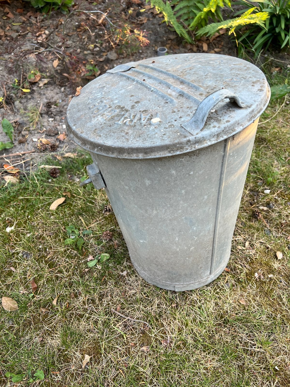 Vintage gegalvaniseerde vuilnisbak uit 1976, Ophalen