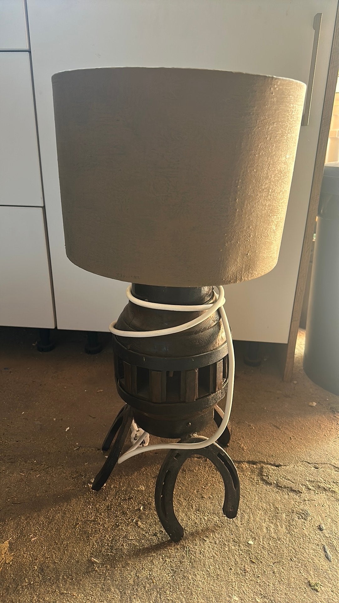 Unieke handgemaakte lamp van hoefijzers en hout, Ophalen