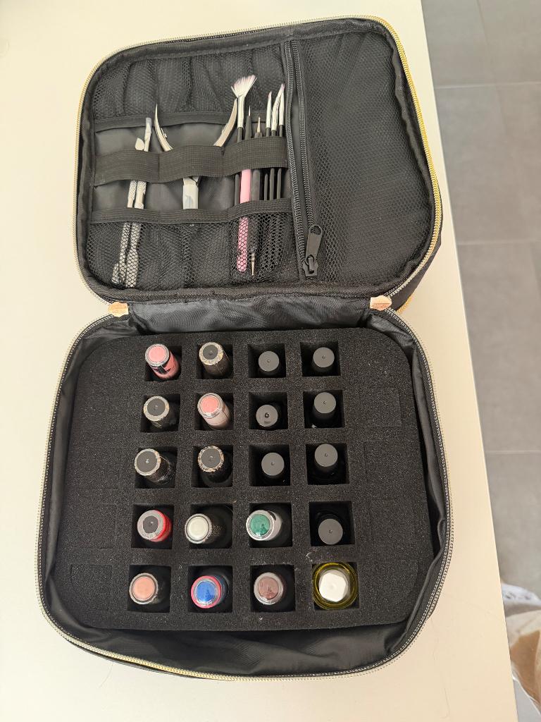Gevulde nageltas, Ophalen of Verzenden, Zo goed als nieuw, Zwart, Softcase