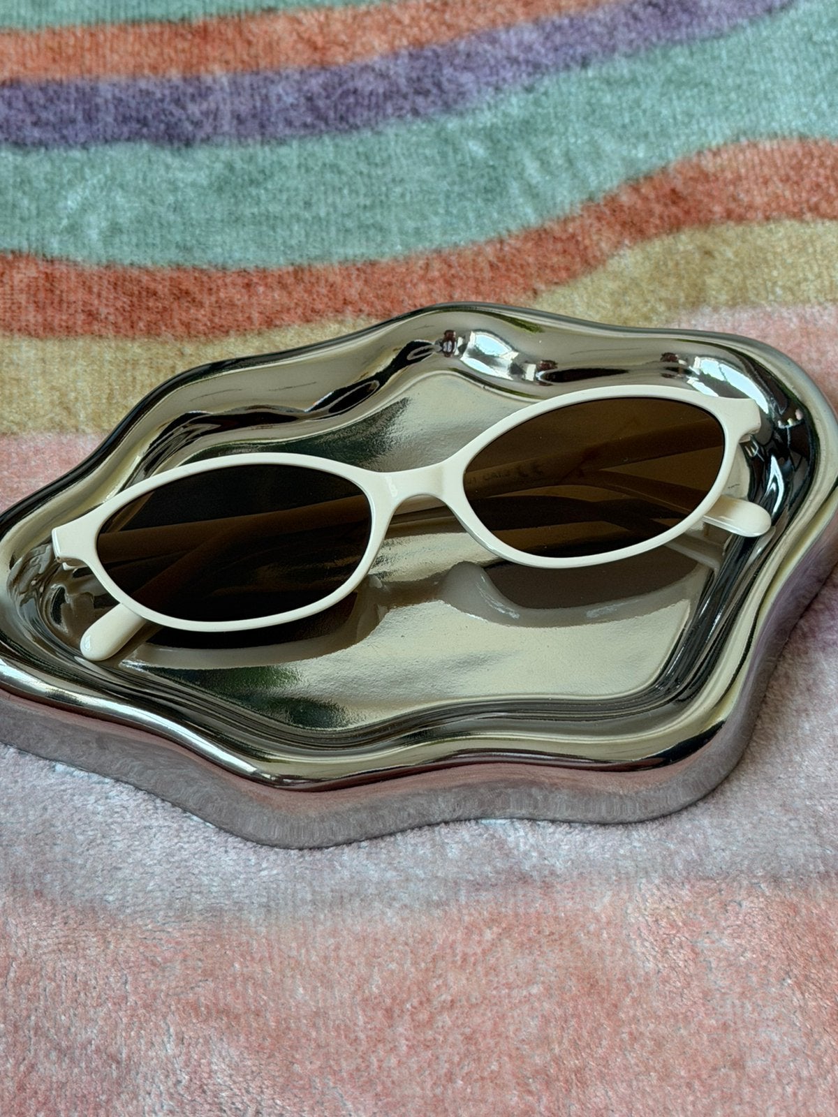 Unisex White Oval Sunglasses – Retro 90s, Overige merken, Zonnebril, Wit, Nieuw