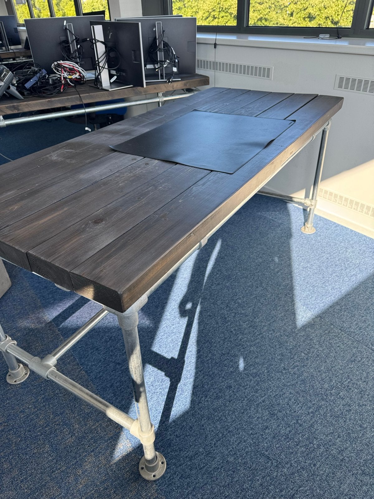 Industrieel bureau met houten blad en metalen onderstel, Ophalen, Zwart, Gebruikt, Hout