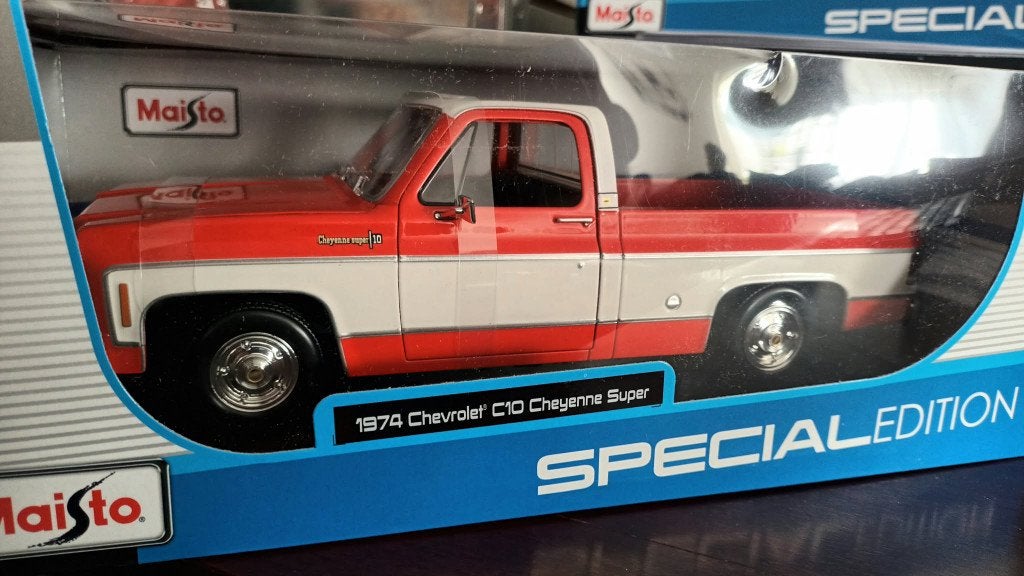 Nieuwe modelauto Chevrolet C10 , schaal 1:18, Hobby en Vrije tijd, Maisto, Auto, Dalen, Nieuw